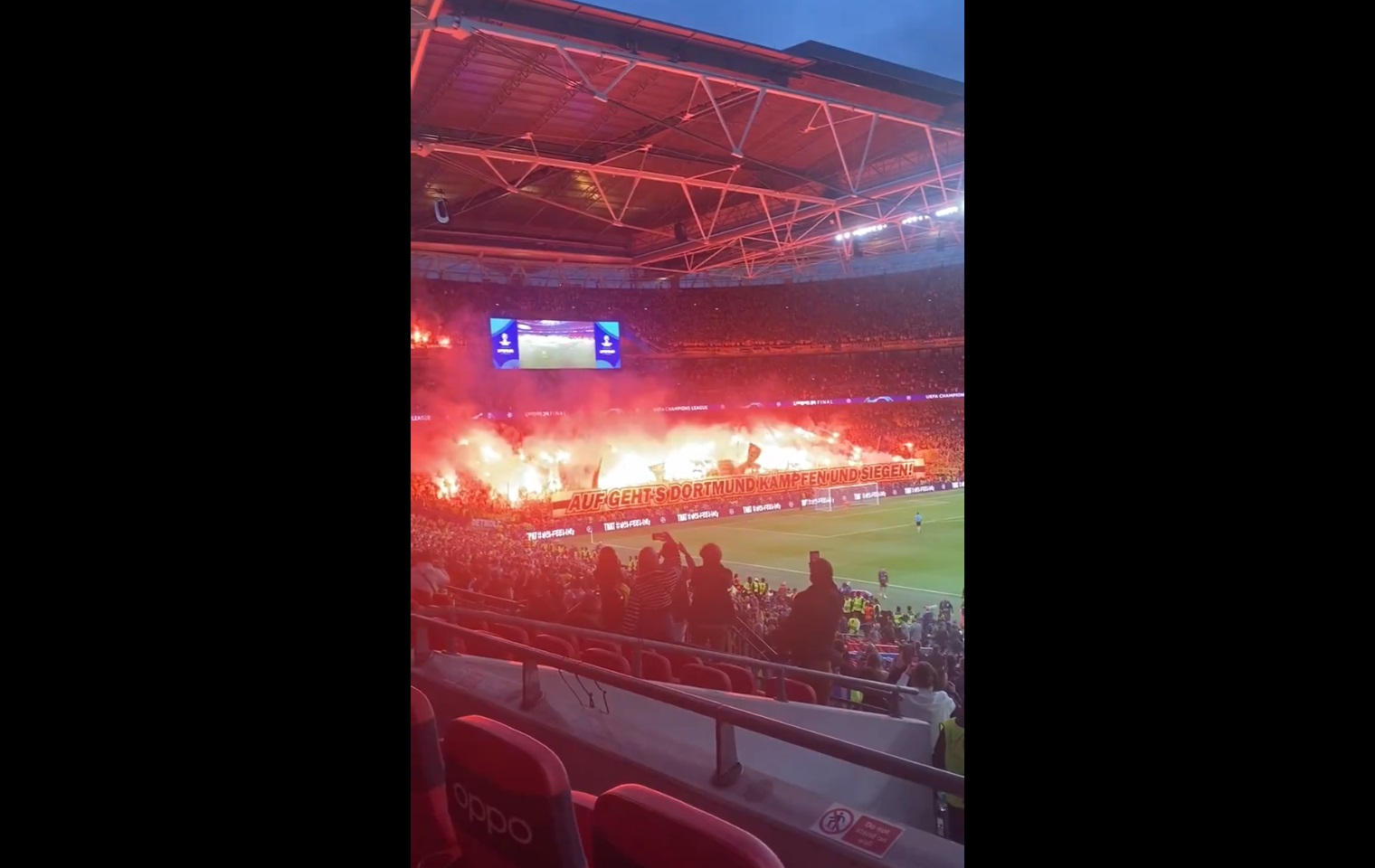 Piorunująca oprawa kibiców BVB. Trybuna zapłonęła [WIDEO]