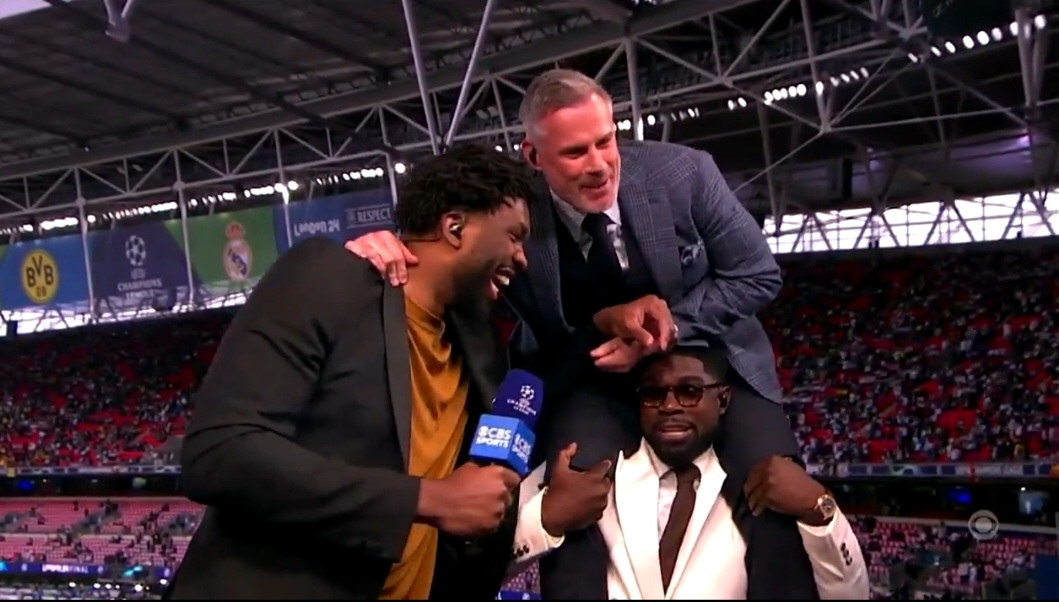 Carragher wzięty "na barana". Czegoś takiego jeszcze nie było [WIDEO]