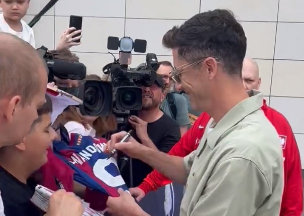 Lewandowski podpisał koszulkę i nagle wypalił. "Ja już was kojarzę" [WIDEO]