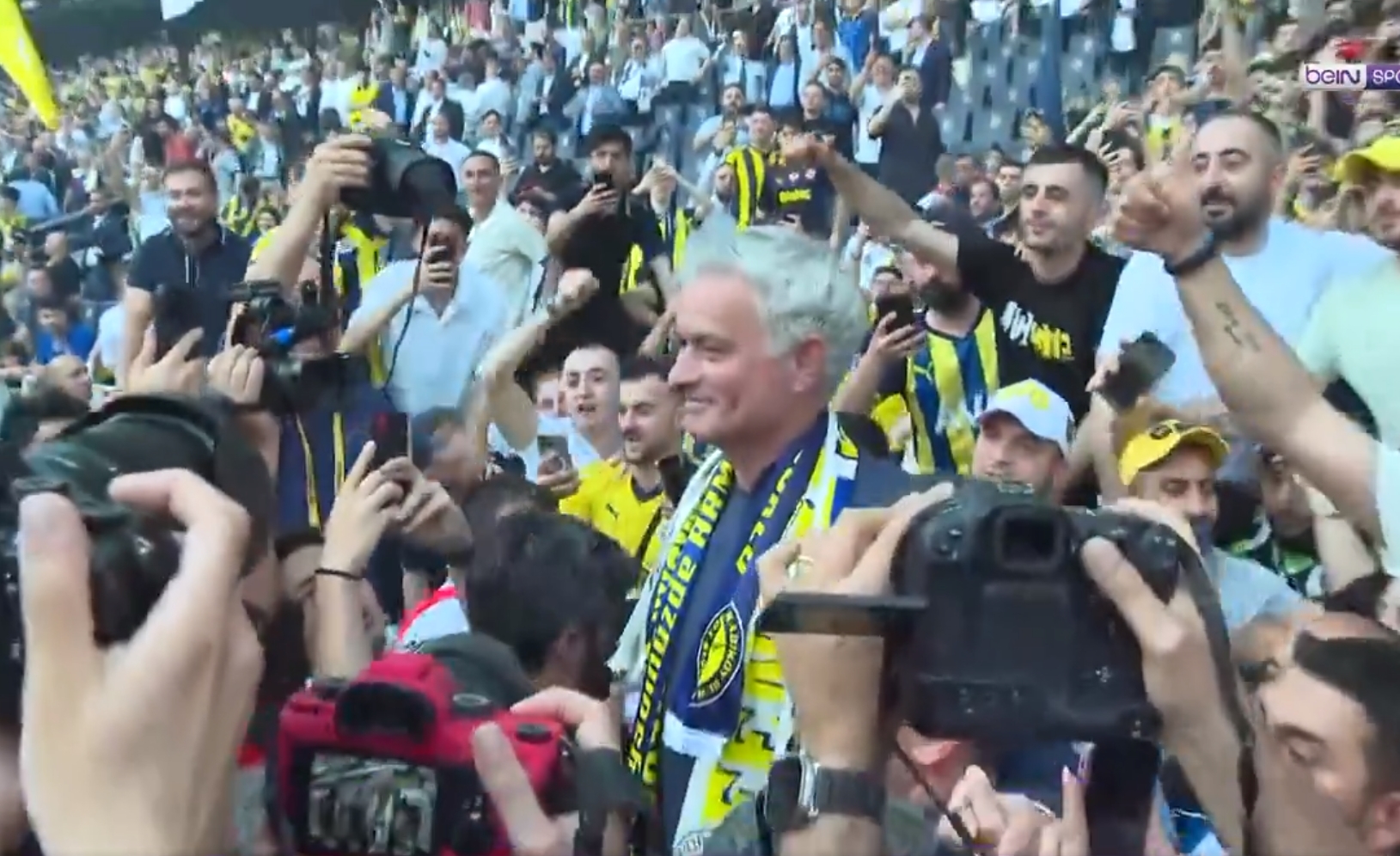 Stambuł oszalał! Tłumy kibiców przywitały Mourinho [WIDEO]