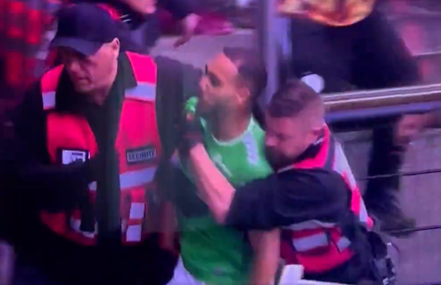 Strzelił gola i… oberwał od ochrony. Absurd w meczu o awans [WIDEO]
