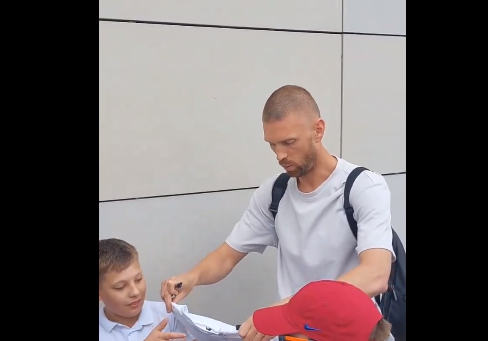 Poprosił go o podpis na koszulce Legii. Reakcja mówi wszystko [WIDEO]