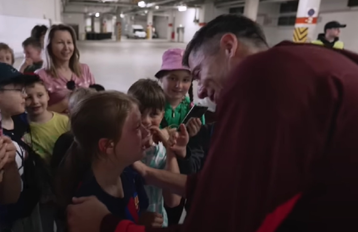 Piękny gest Lewandowskiego. "Zauważyłem, że płacze" [WIDEO]