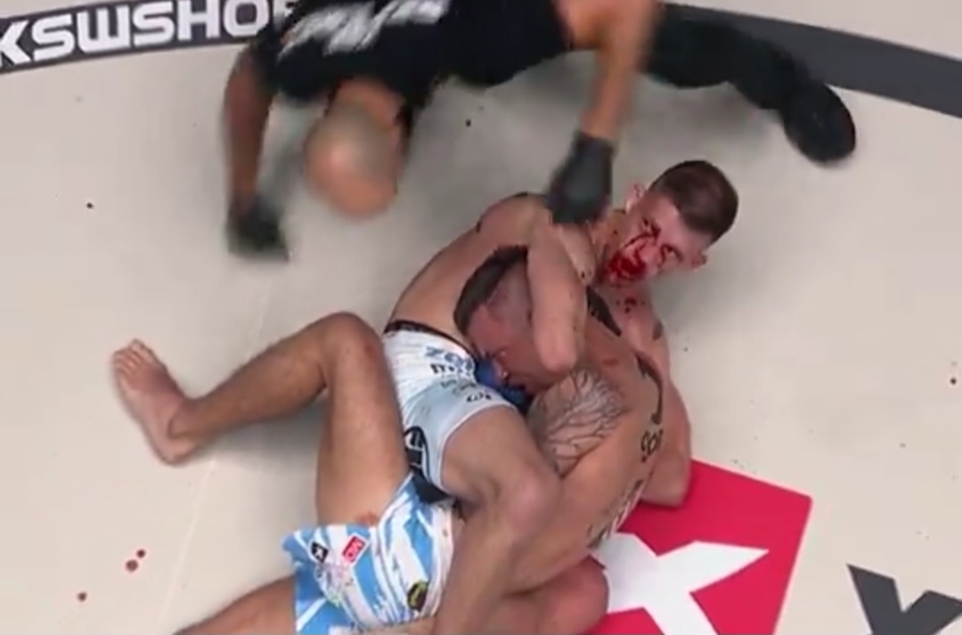 Mistrz KSW udusił pretendenta! Przerażający triumf w walce wieczoru [WIDEO]