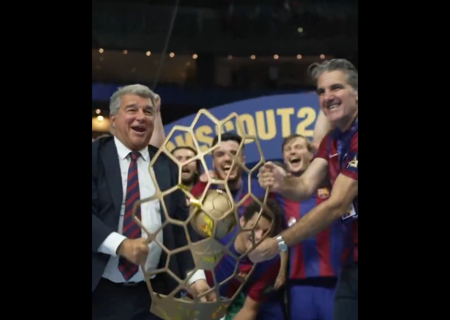 Laporta podniósł trofeum! Ale... nie z piłkarzami [WIDEO]