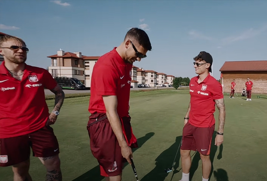 Złapał za kij i pokazał, jak się gra. "Jest lepszy niż Tiger" [WIDEO]