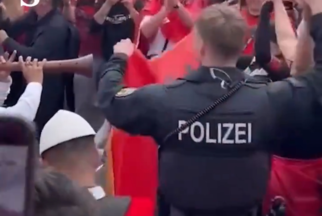 Nawet policja zaczęła tańczyć. Niesamowita atmosfera przed meczem EURO 2024 [WIDEO]
