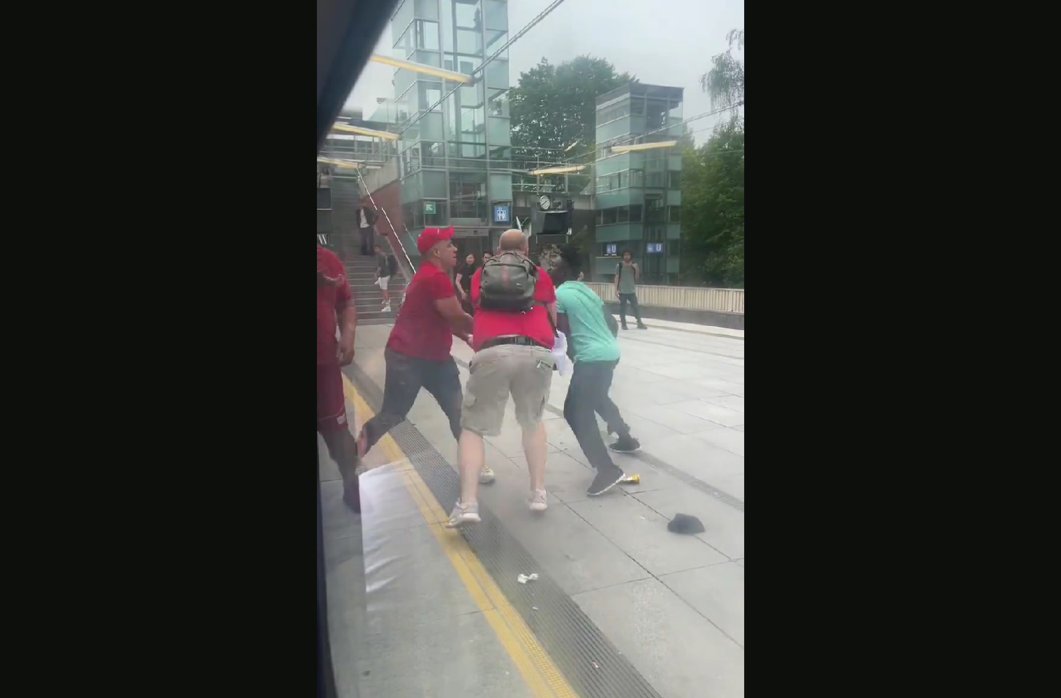 Kibic opluty i wypchnięty z pociągu. Skandal na EURO [WIDEO]