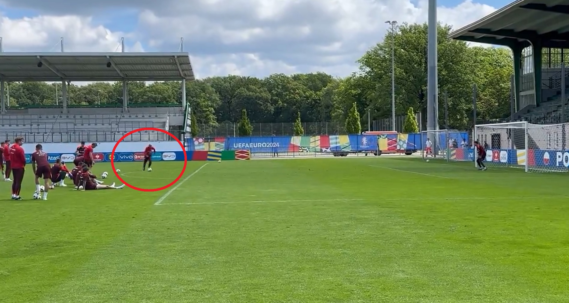 Probierz pokazał, jak strzelać. Piękny gol selekcjonera na treningu [WIDEO]