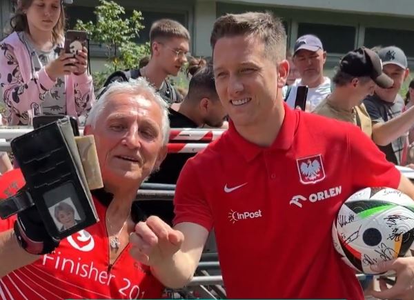Co za poświęcenie polskiego kibica! Ojciec Zielińskiego był pod wrażeniem. "Szacun" [WIDEO]