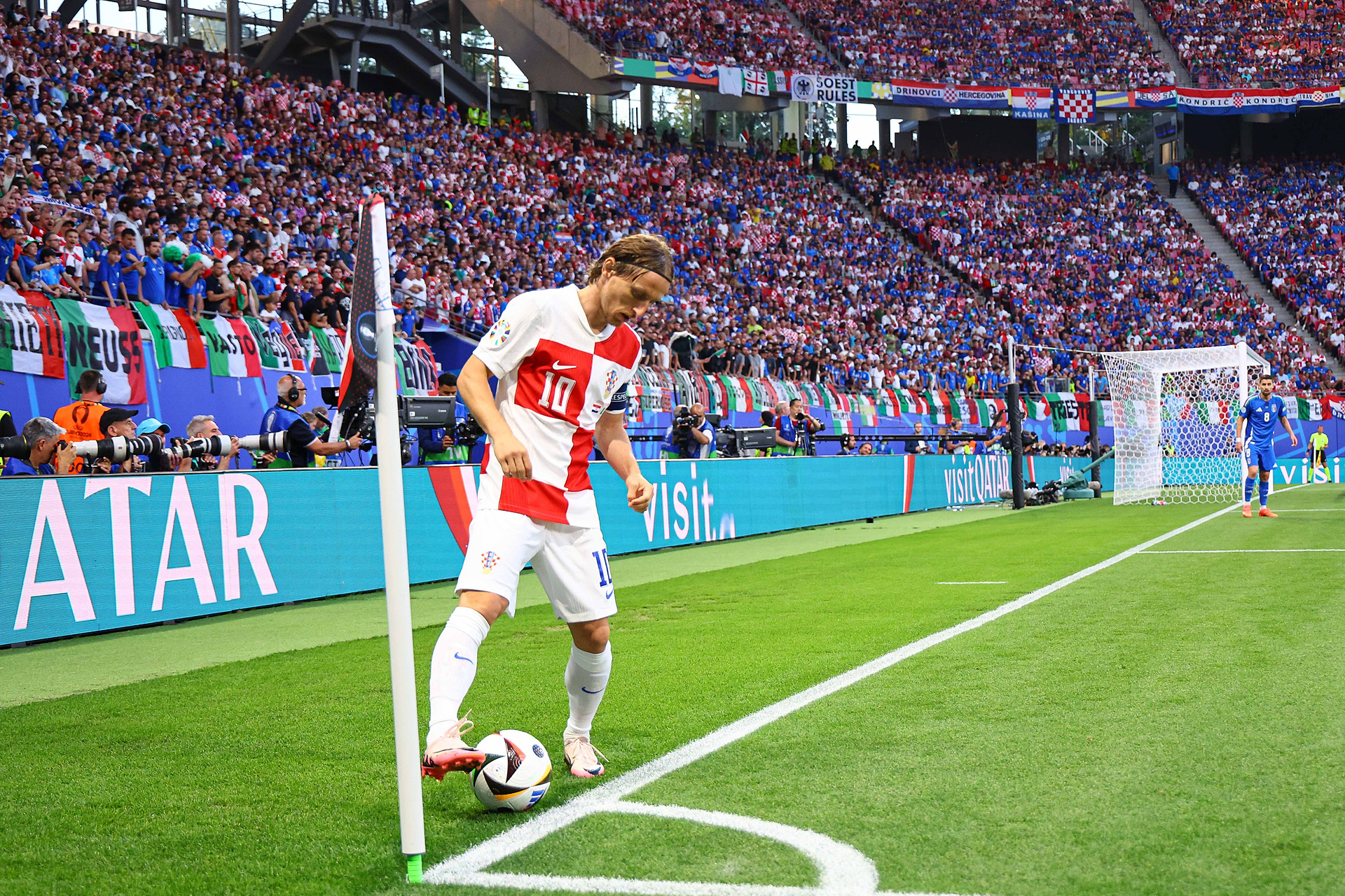 Modrić zgarnął statuetkę dla najlepszego piłkarza meczu. Jego mina mówi wszystko [ZDJĘCIE]