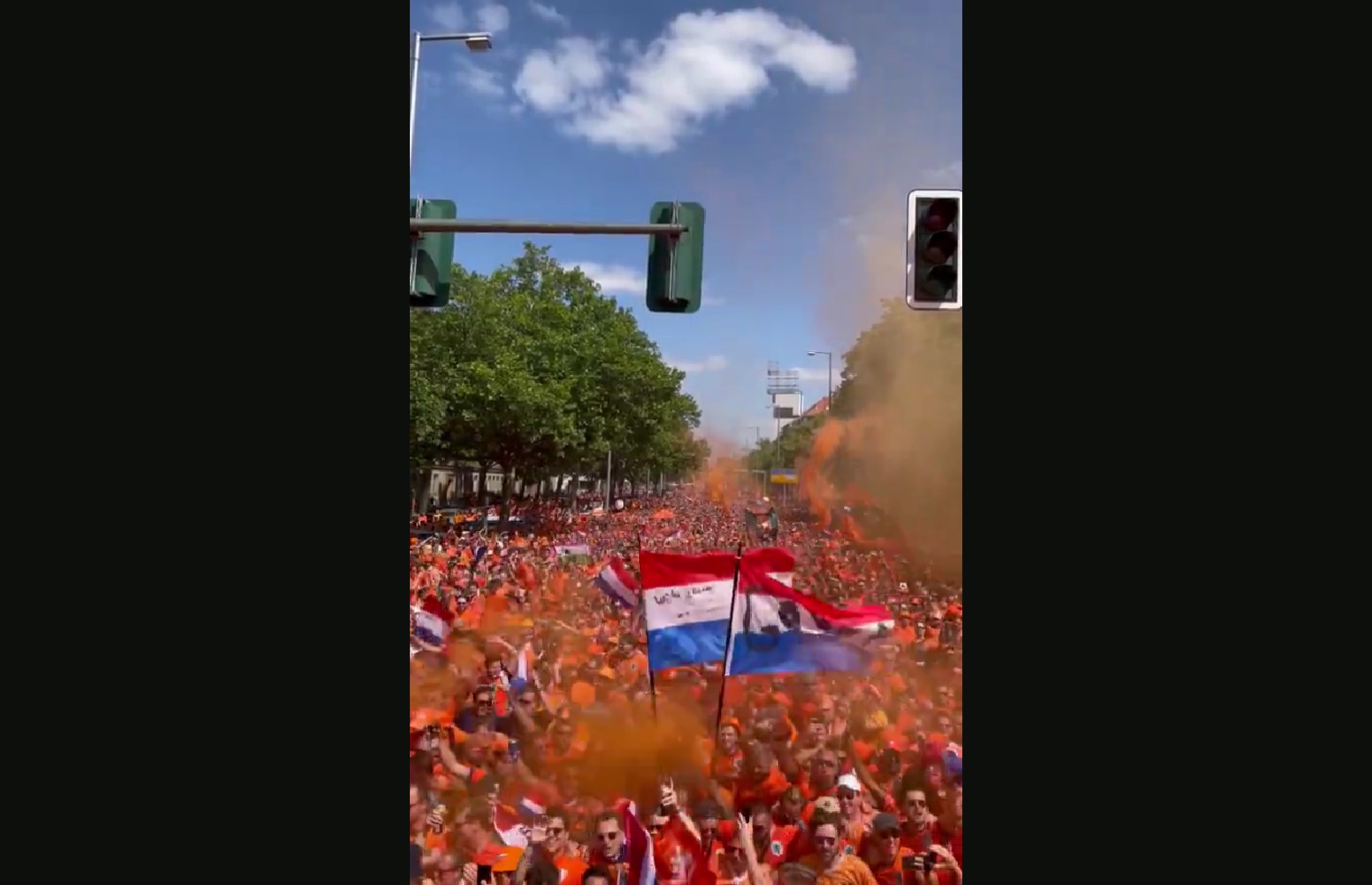 Holendrzy przejęli Berlin! Szał przed meczem EURO [WIDEO]