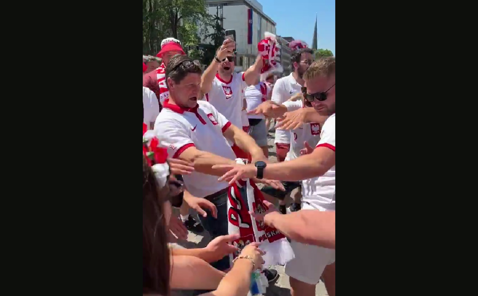 Polacy wciąż wierzą. Piękne obrazki przed meczem [WIDEO]