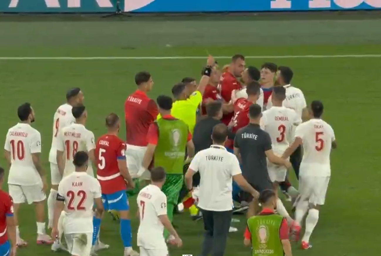 Ostra bójka po meczu EURO. Sędzia rozdawał kartki [WIDEO]