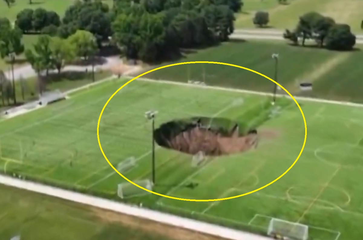 Boisko się zawaliło, powstała wielka dziura! Przerażające obrazki [WIDEO]	