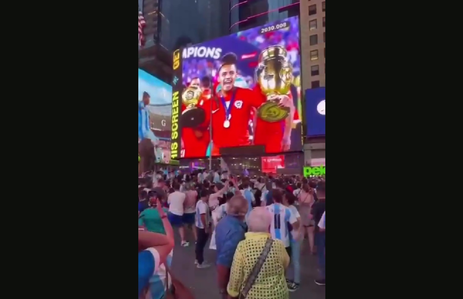 Kibic strollował Argentyńczyków. Alexis w roli głównej [WIDEO]