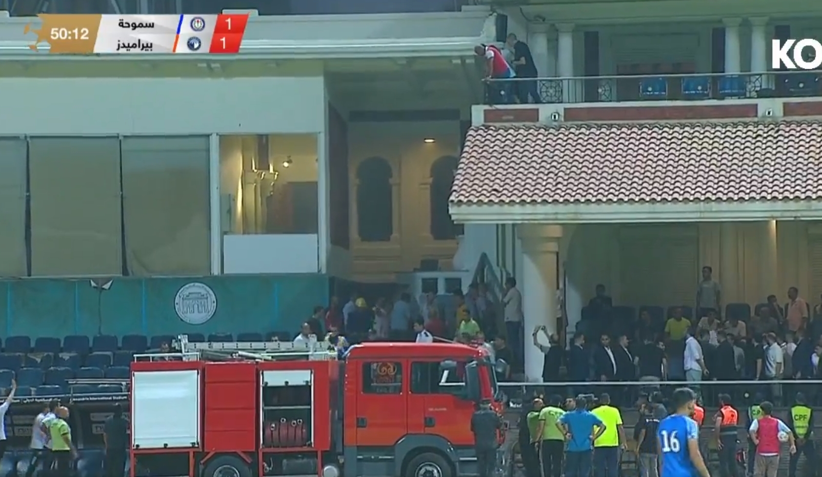 Pożar w trakcie meczu! Wóz strażacki wjechał na stadion [WIDEO]
