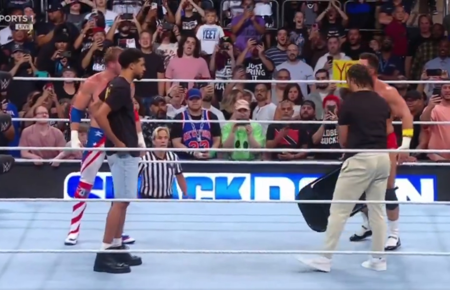 Szok! Gwiazdy NBA w ringu WWE. Od razu chwycił za… krzesło [WIDEO]