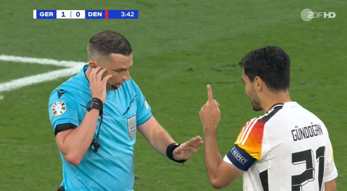 Szybki gol Niemców! Nagle sędzia wkroczył do akcji [WIDEO]