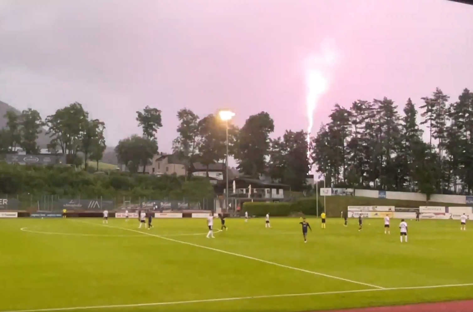 Mecz Legii przerwany! Zrobiło się bardzo niebezpiecznie [WIDEO]