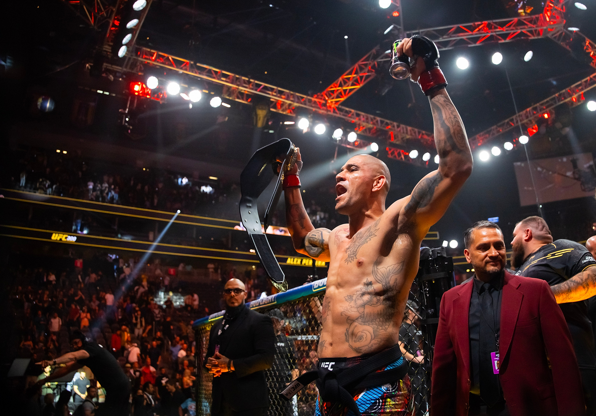 Tak mistrz UFC spędza święta. Przeniósł nawyki z oktagonu do domu [WIDEO]