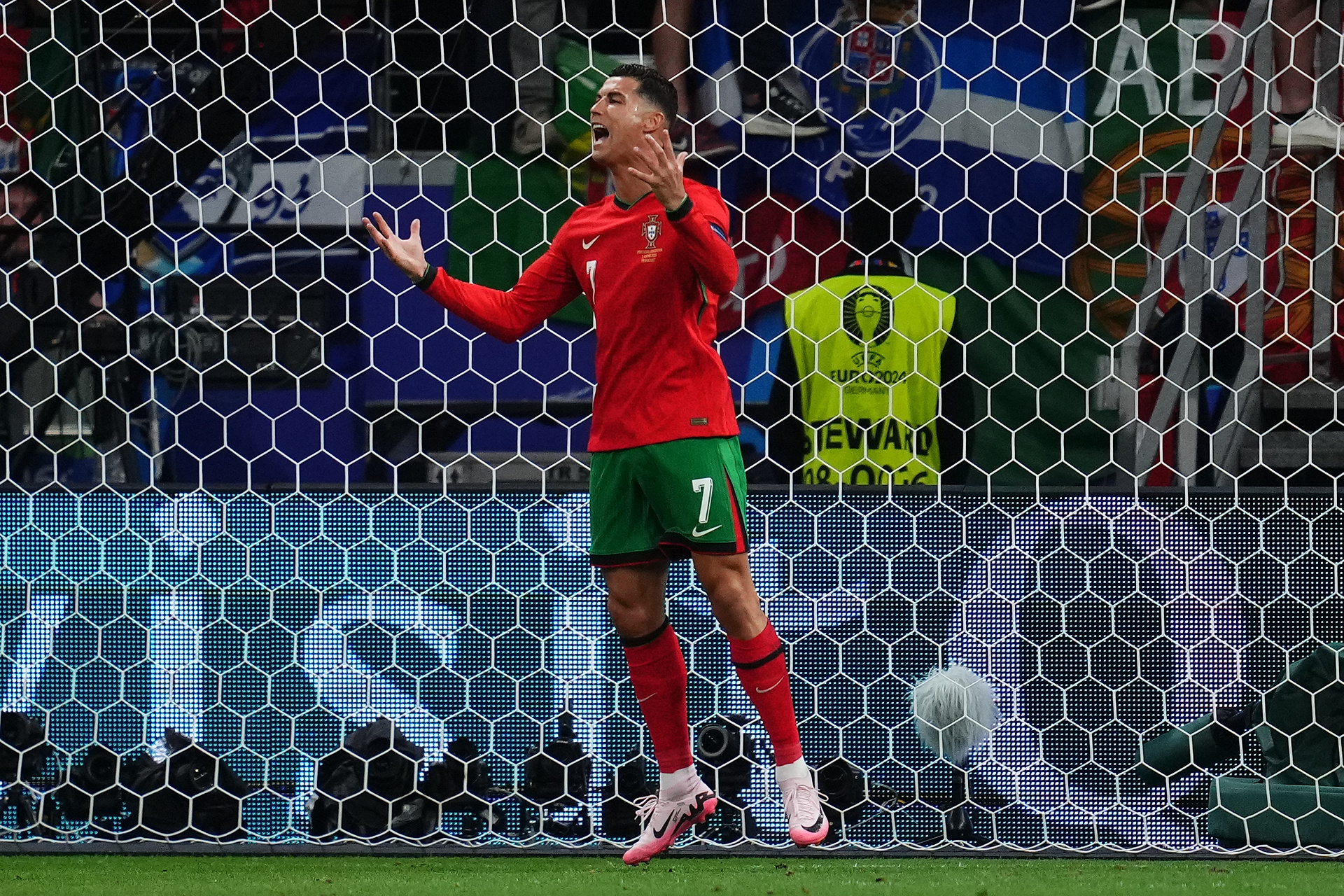 Brutalnie zakpili z Cristiano Ronaldo. "Hańba"