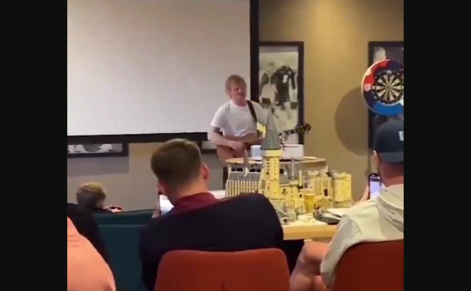 Gwiazdor motywował Anglików. Zaskakujące obrazki na EURO [WIDEO]