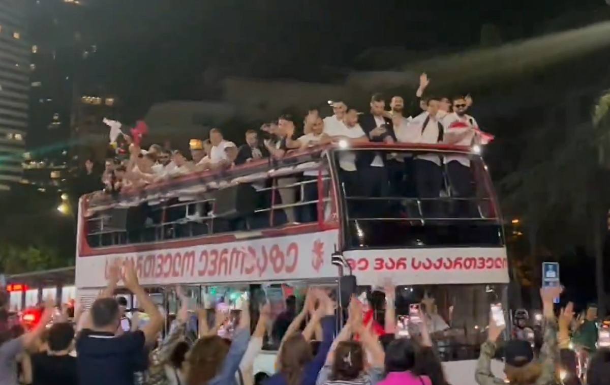 Rewelacja EURO wróciła do kraju. Gorące powitanie [WIDEO]
