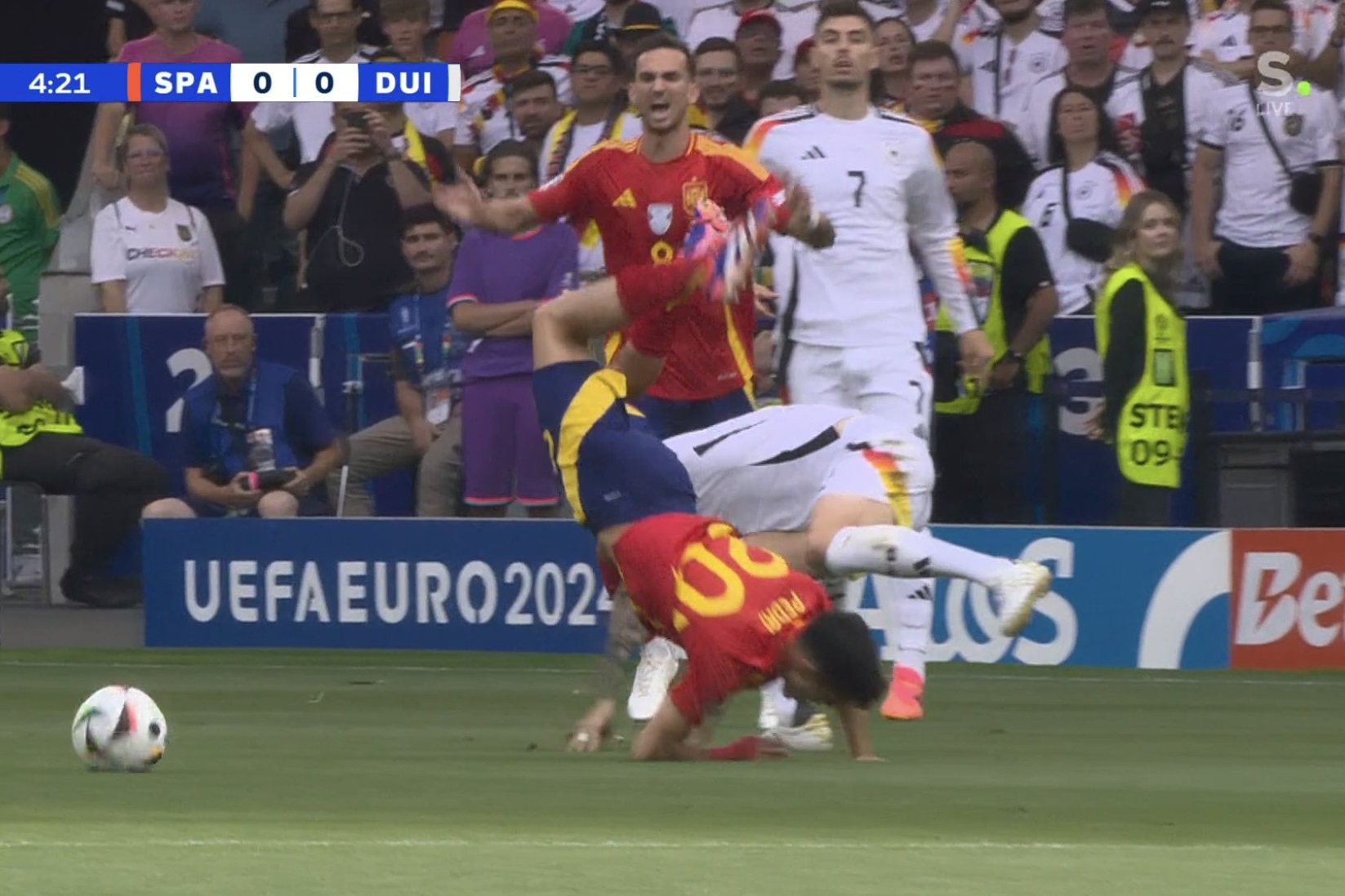 Kroos skasował Pedriego! Aż wyrzuciło go w powietrze [WIDEO]