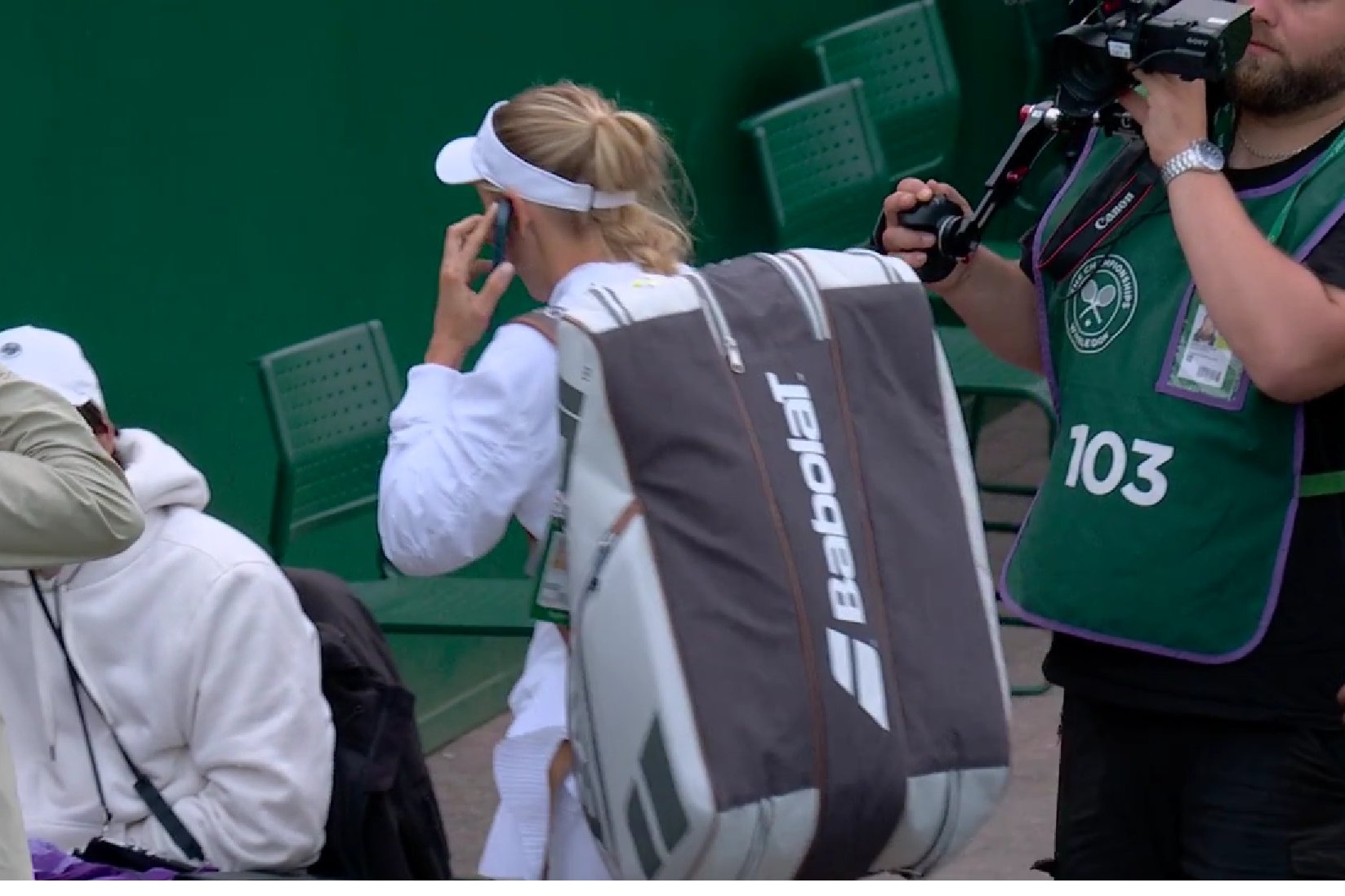 Cuda na kiju na Wimbledonie. Nagle chwyciła za telefon [ZDJĘCIE]
