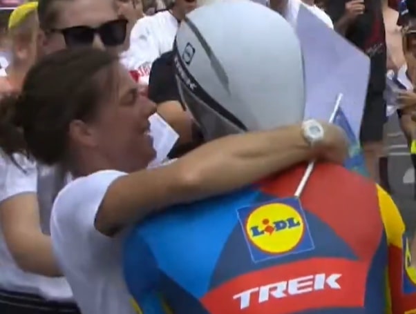 Kolarz ukarany, bo pocałował żonę. Absurd na Tour de France [WIDEO]