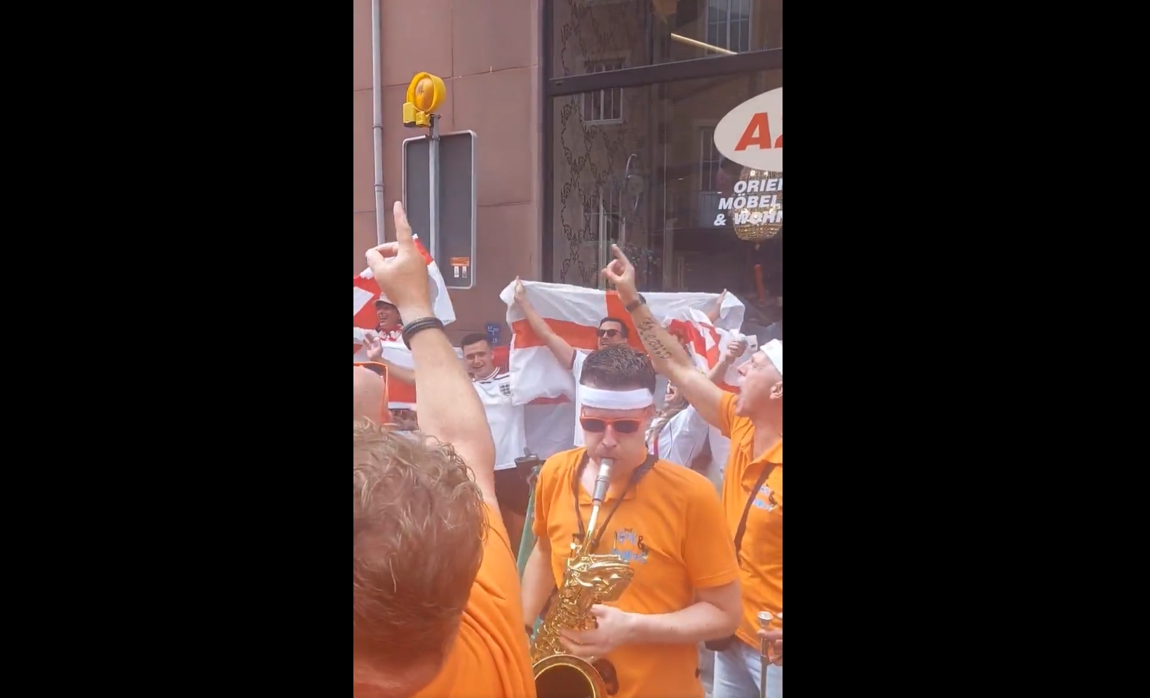 Otoczyli angielskich kibiców i się zaczęło. Ależ atmosfera [WIDEO]