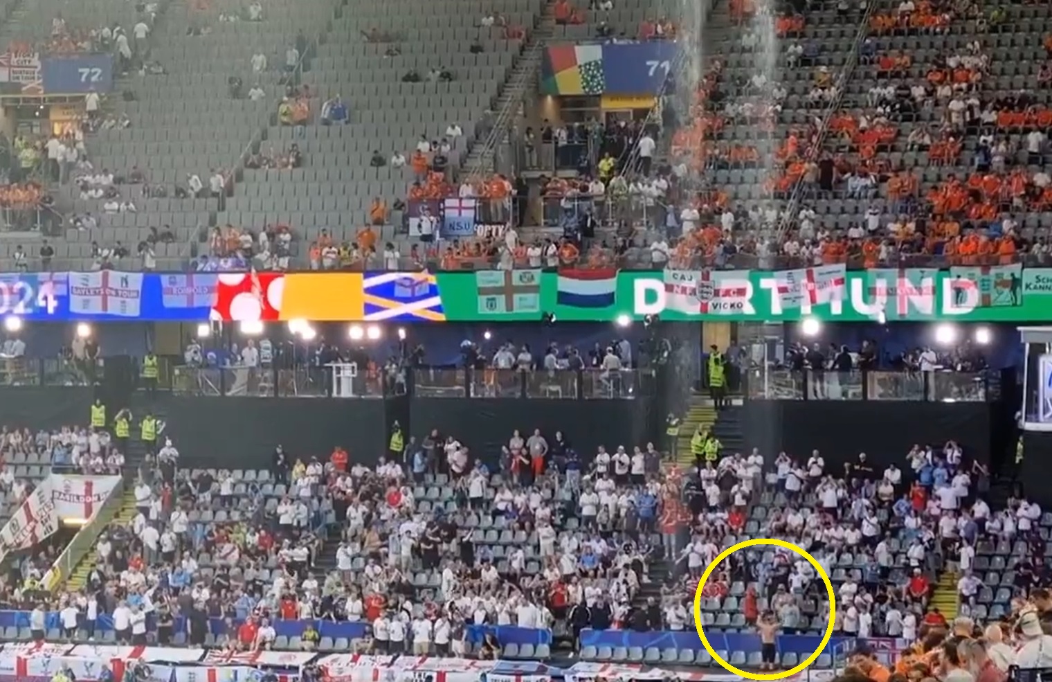 Woda znów się leje! Stadion przecieka, a kibice szaleją [WIDEO]