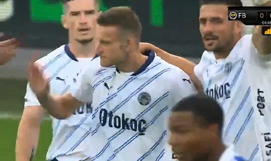 Przepiękna bramka Szymańskiego! Na oczach Mourinho [WIDEO]