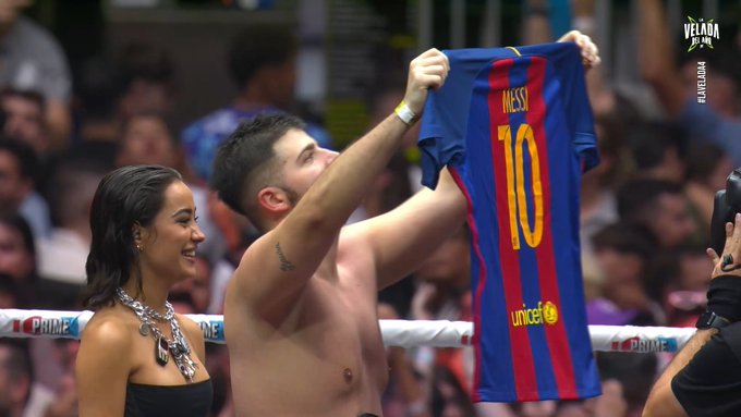 Sceny na Bernabeu. Wygrał i wyjął koszulkę Messiego [WIDEO]