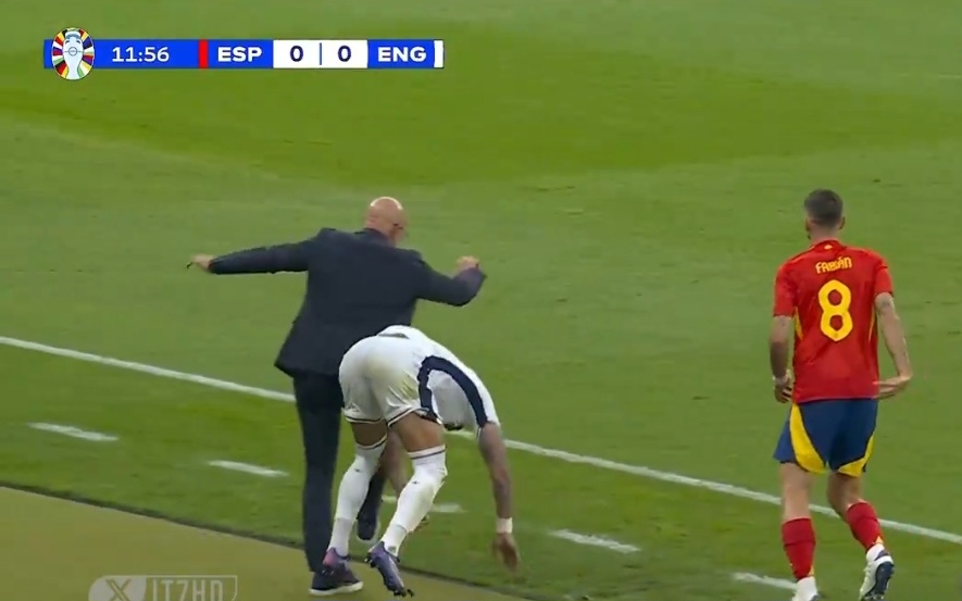 Skasował selekcjonera! Kuriozalny "faul" w finale EURO [WIDEO]
