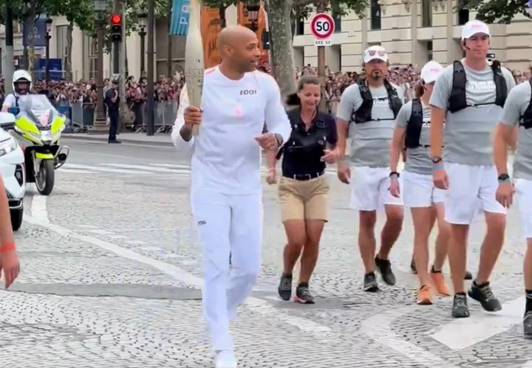 Słynny piłkarz przyłapany w Paryżu. Miał bojowe zadanie [WIDEO]