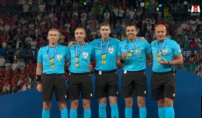 Marciniak z medalem! Piękny obrazek po finale EURO [WIDEO]