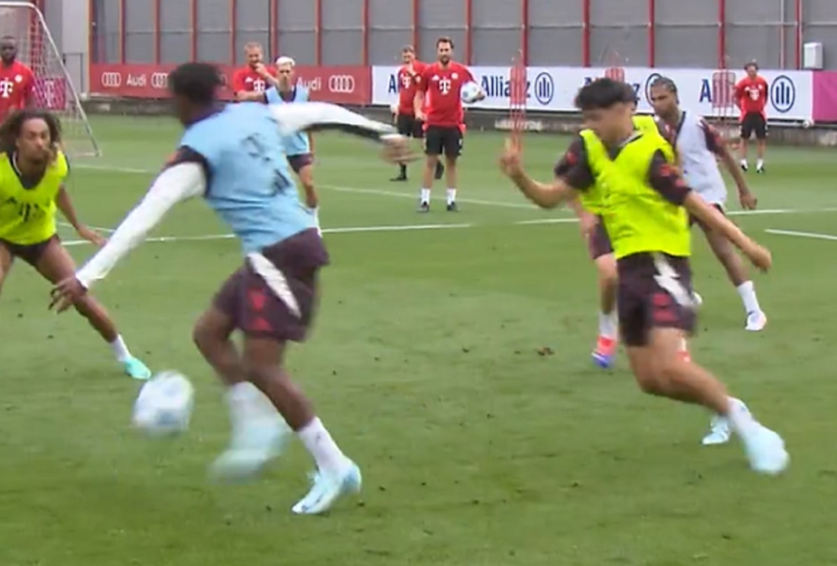 Talent Bayernu błyszczy na treningu. Tak wykiwał kolegów [WIDEO]