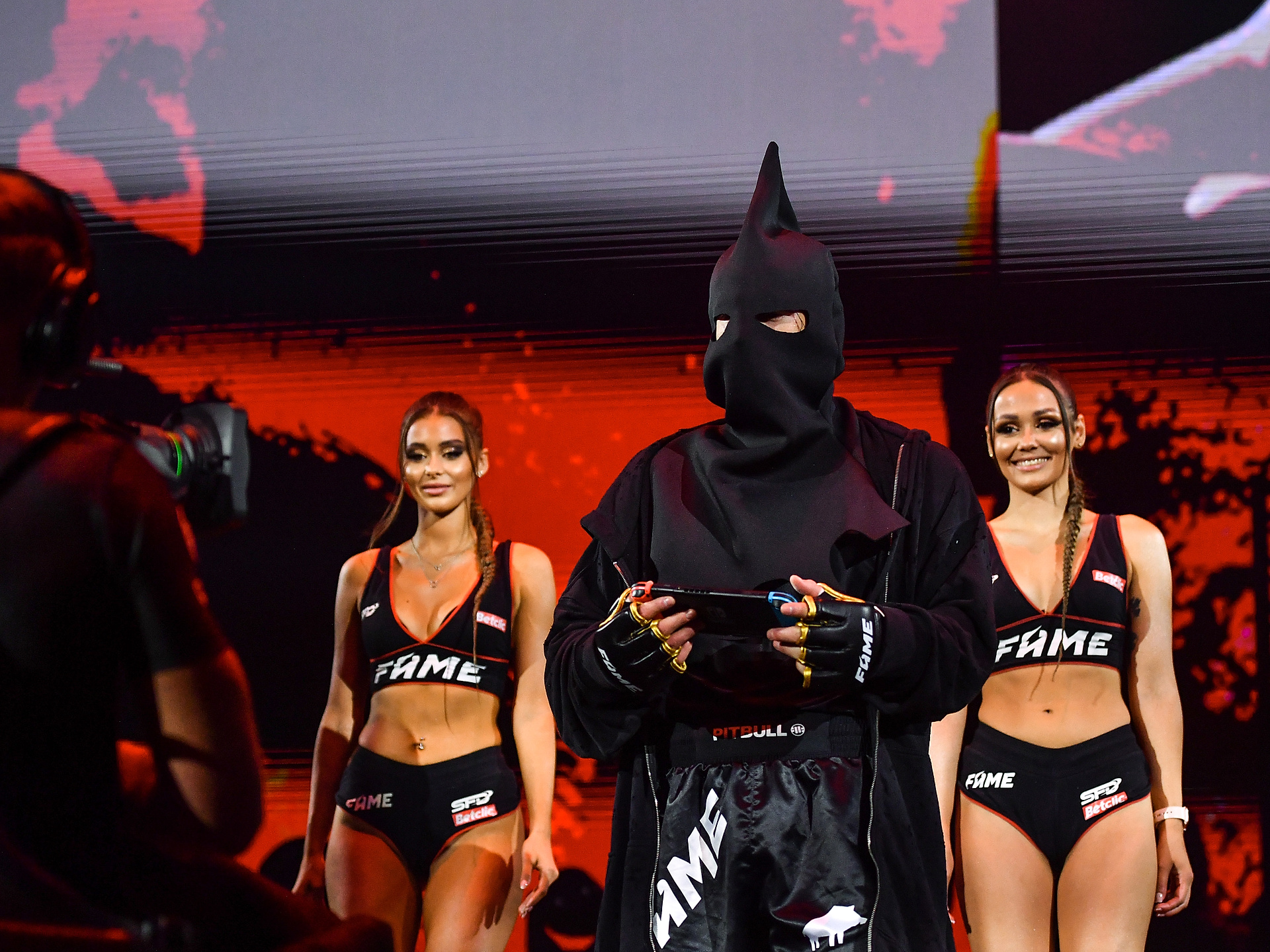 Wstał od komputera i zdominował świat freak fightów. Nie ma na niego mocnych