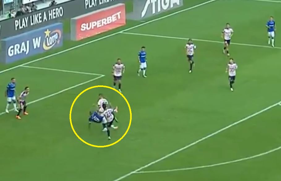 Kuriozalny karny dał wygraną Lechowi. Kiks przyniósł "jedenastkę" [WIDEO]