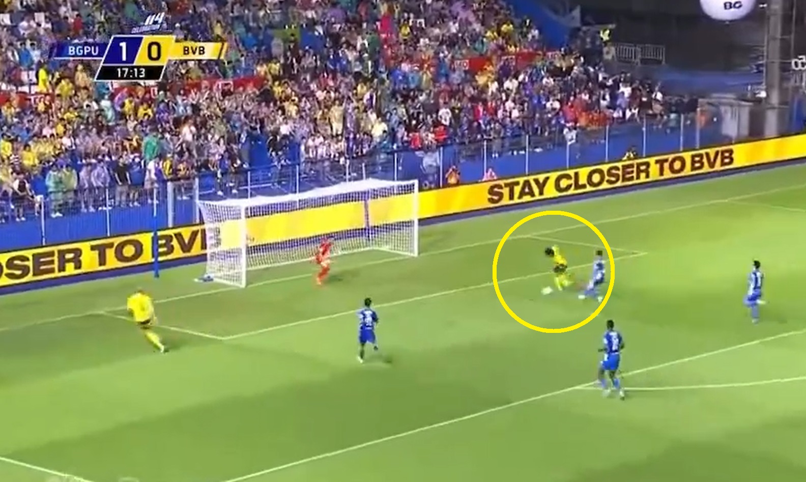 Jak on tego nie trafił?! Piłkarz BVB nie mógł w to uwierzyć [WIDEO]