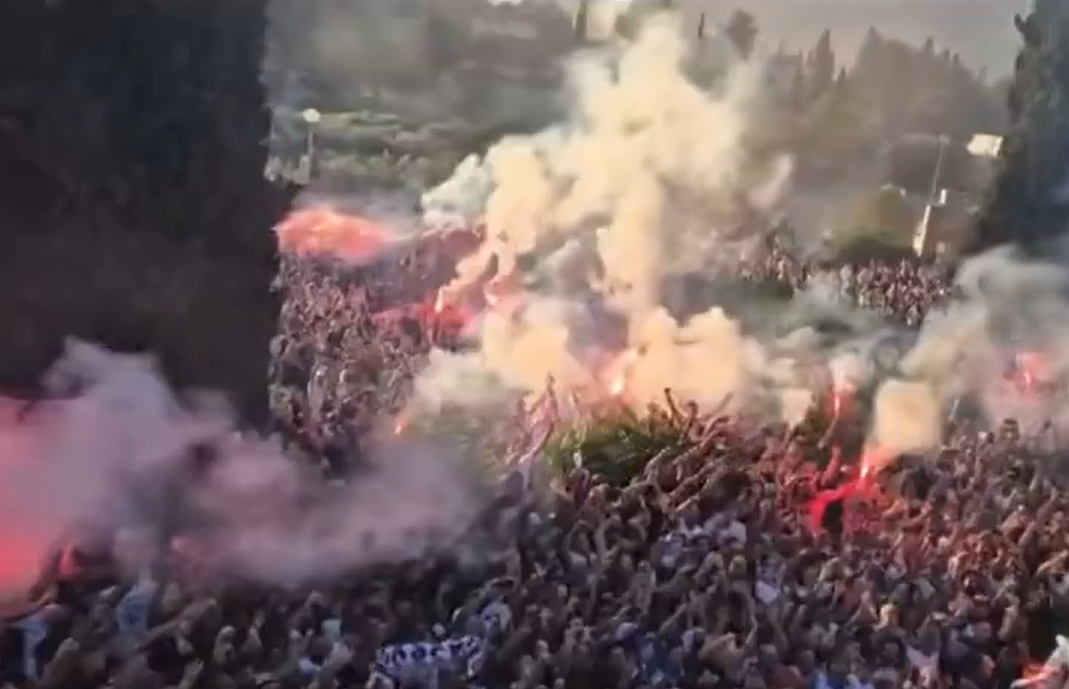 Szok! Kibice oszaleli. Słynny piłkarz przywitany jak król [WIDEO]