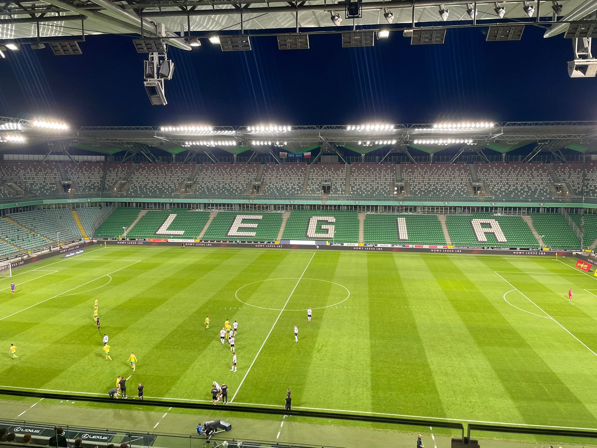 Smutny widok przy Łazienkowskiej. Legia gra bez wsparcia kibiców [WIDEO]