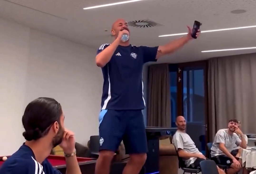 Słynny piłkarz wszedł na krzesło i dał show. Ten hit zna każdy [WIDEO]