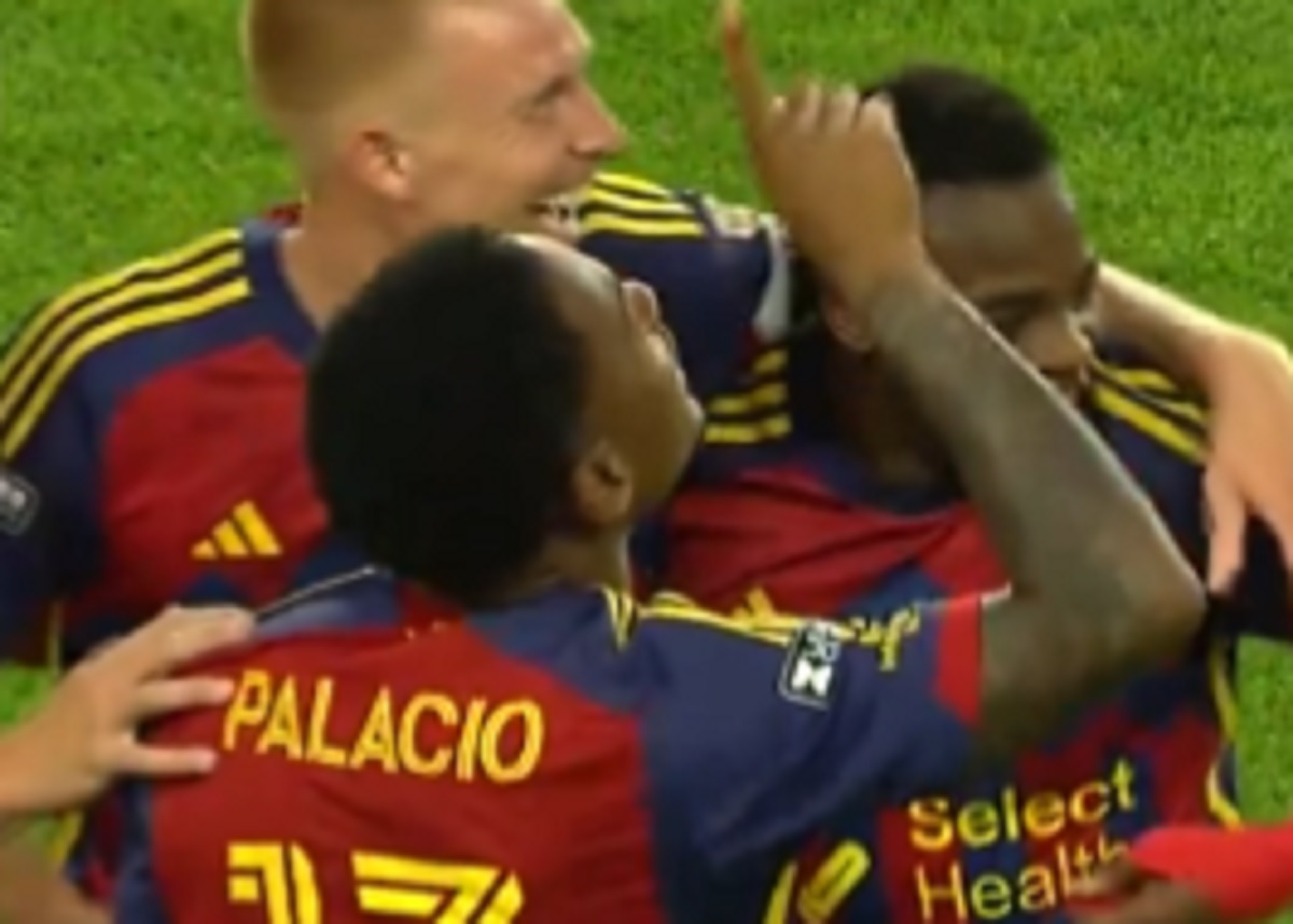 Odpalił rakietę! Bramka stadiony świata [WIDEO]