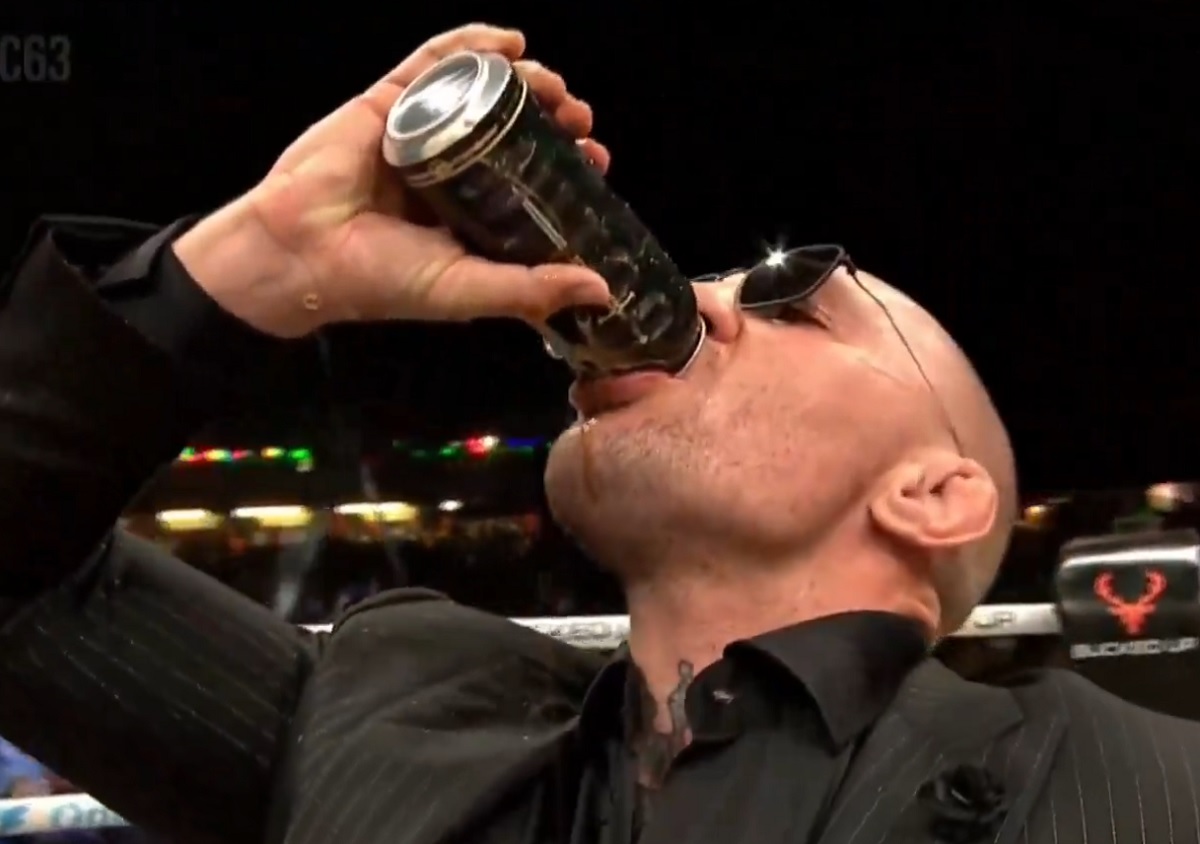 McGregor zaczął pić piwo na środku ringu. Wszystko nagrały kamery [WIDEO]