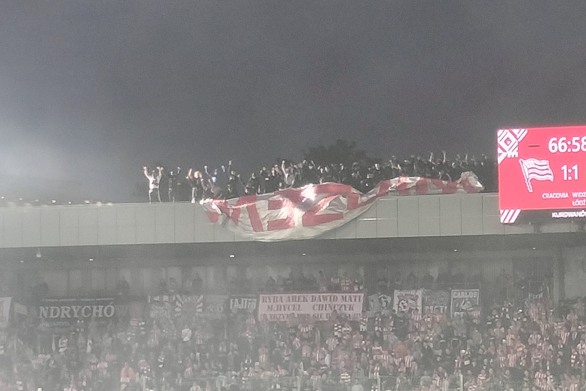 Abstrakcja w Krakowie. Kibole ganiali się po dachu [WIDEO]