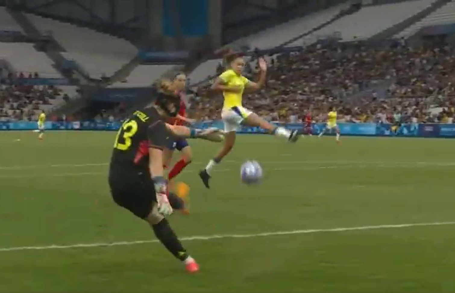 Cyrk w meczu potęg. Ten gol powinien przejść do historii [WIDEO]