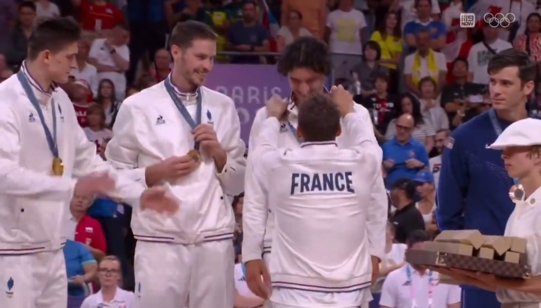 Siatkarz oddał złoto olimpijskie! Co za gest Francuza [WIDEO]